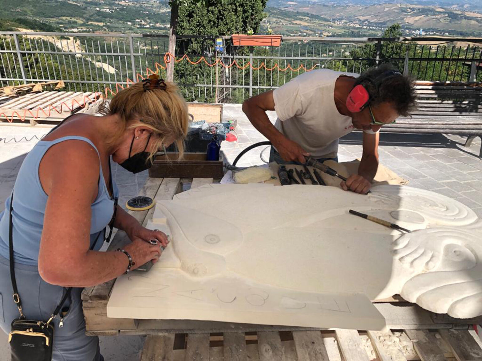 28-07-2023 | Giancarlo Degli esposti e Patrizia Gambari con il pietrales “N’acqua” al simposio di scultura “10 giornate in pietra” a Lettomanoppello